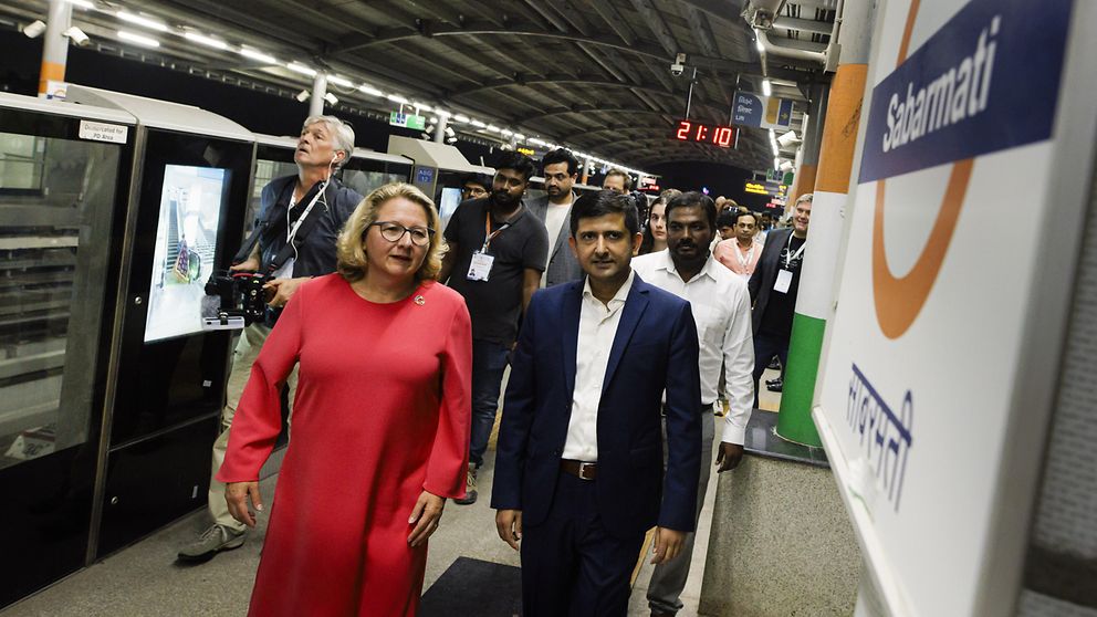 Bundesentwicklungsministerin Svenja Schulze beim Besuch einer Metrostation in der westindischen Metropole Ahmedabad
