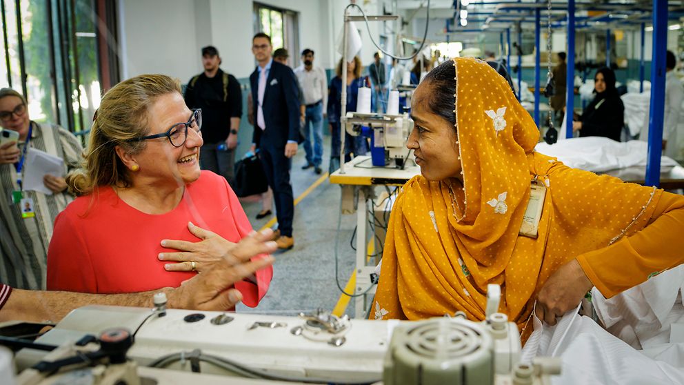Ministerin Svenja Schulze beim Besuch der Firma Kohinoor Textile Mills Limited, einem großen Heimtextilhersteller in Pakistan, der auch für deutsche Marken produziert. Der Betrieb hat mit deutscher Unterstützung Fortschritte beim Nachhaltigkeitsmanagement sowie bei der Förderung von weiblichen Beschäftigten erzielt. 
