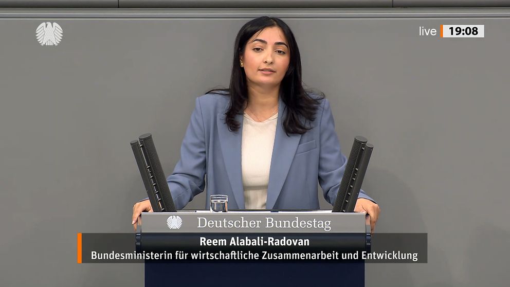 Entwicklungsministerin Reem Alabali Radovan bei ihrer Rede im Bundestag am 14. Mai 2025
