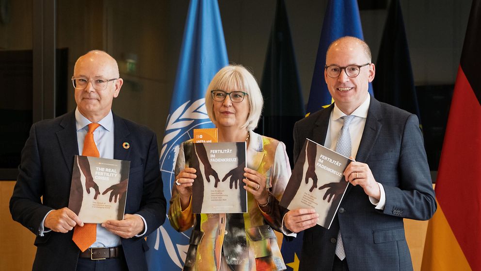 Von links: Ian McFarlane, Direktor für Auswärtige Beziehungen beim UN-Bevölkerungsfonds (UNFPA), Angela Bähr, Vorständin Programme der Deutschen Stiftung Weltbevölkerung (DSW) und Niels Annen, Staatssekretär des Bundesministeriums für wirtschaftliche Zusammenarbeit und Entwicklung, bei der Vorstellung des Weltbevölkerungsberichts 2025