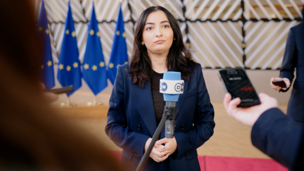 Ministerin Reem Alabali Radovan im Gespräch mit Journalistinnen und Journalisten beim EU-Ministerrat in Brüssel 