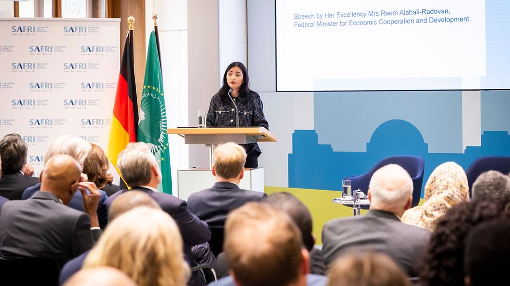 Ministerin Reem Alabali Radovan während ihrer Rede beim Afrikatag